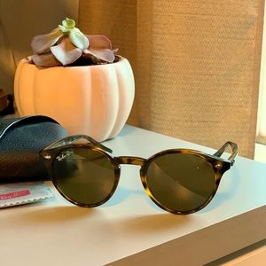 Gently Used. Ray Ban Wayfarer II Classic
